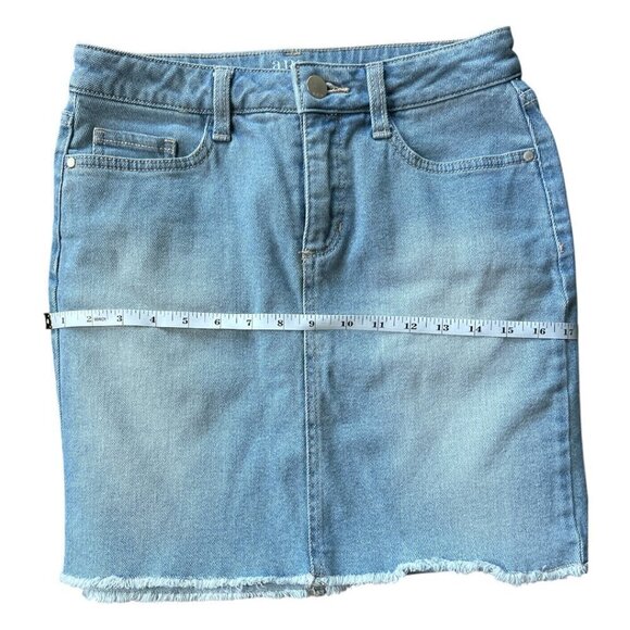 Womens Denim Jean Mini Skirt Frayed Raw Hem Light Wash Front Back Pockets Size 4 - Picture 7 of 8